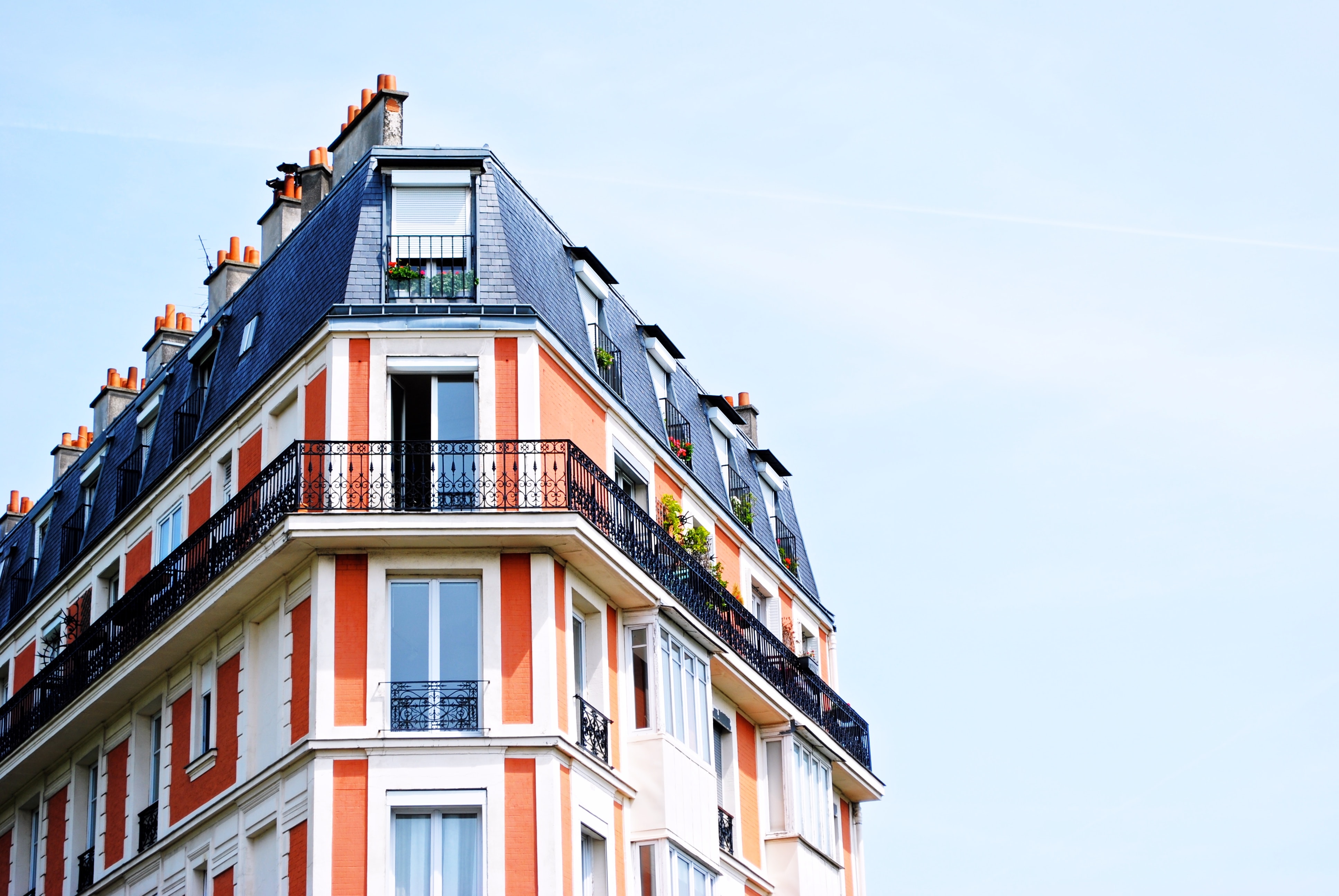photographie nommée Corner Building and Blue Sky